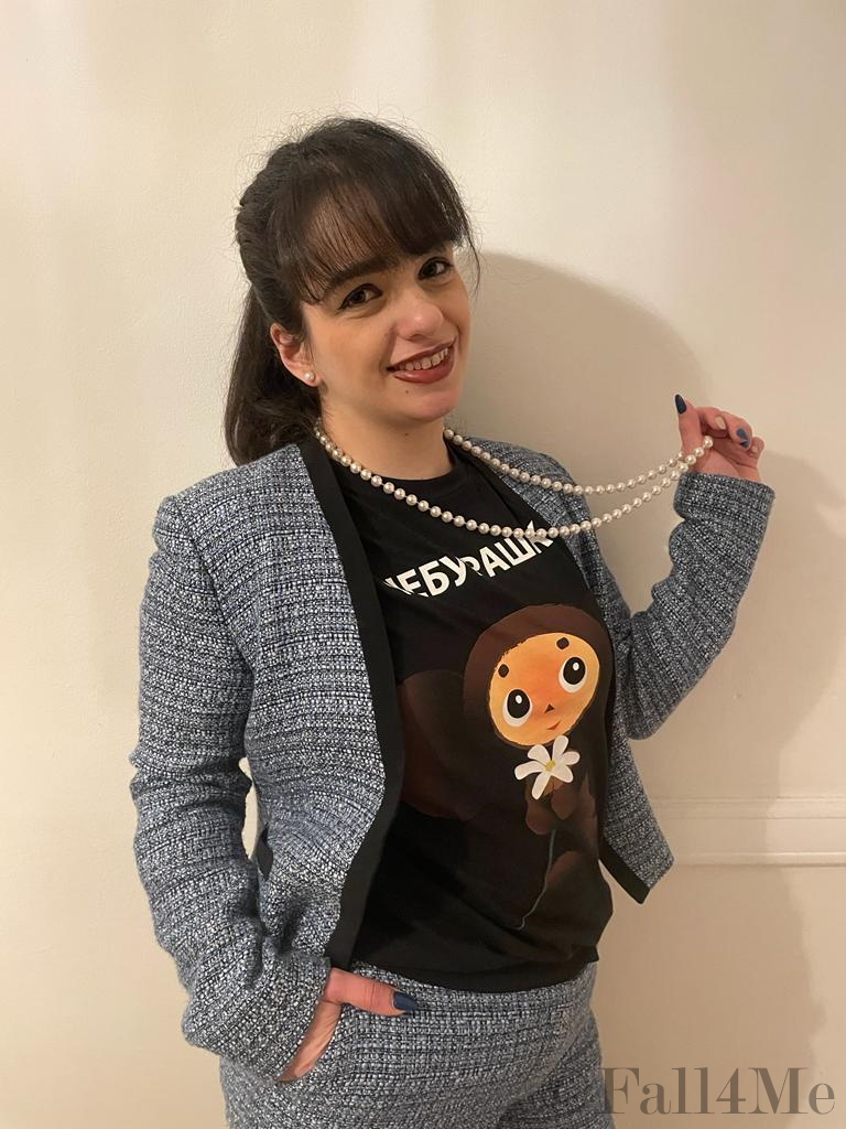 Style-break with a statement-shirt and brocade for the spring jewelry pearls.