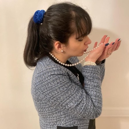 Style-break with a statement-shirt and brocade for the spring jewelry pearls.