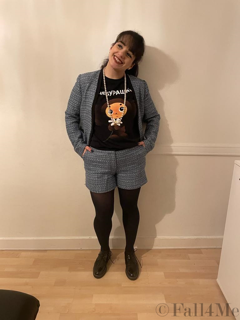 Style-break with a statement-shirt and brocade for the spring jewelry pearls.