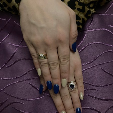 Nail-art in indigo combined with beige.