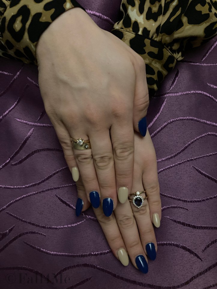 Nail-art in indigo combined with beige.