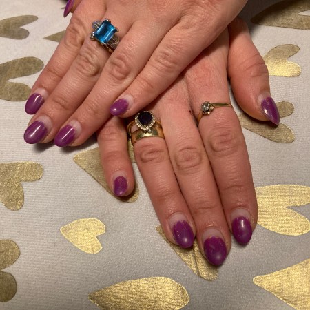 Chrome-nails in purple shade.
