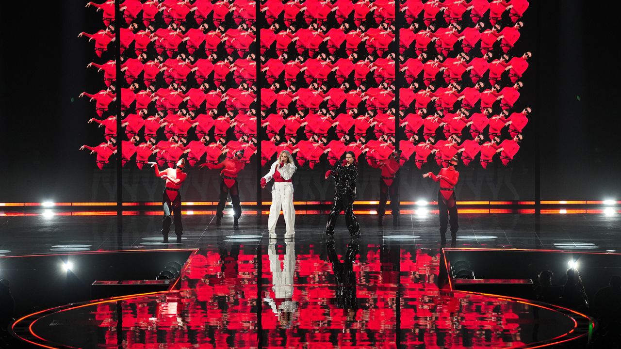 Austria classy in red, white and black