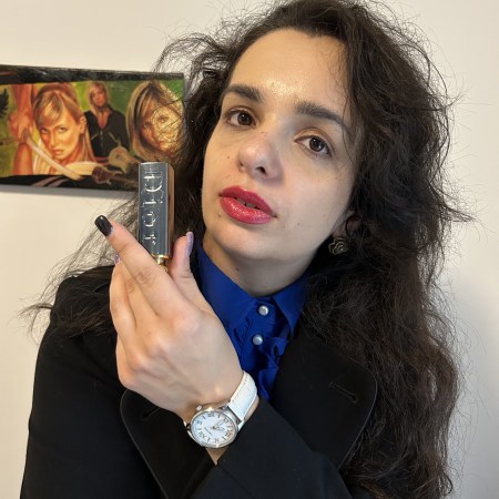 The Dior-silhouette in a blue dress and black contrasts with a red lipstick by Dior