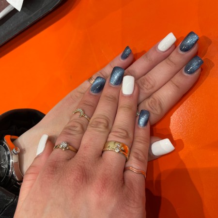 Nails in the color of the Estonian flag: Blue and white.