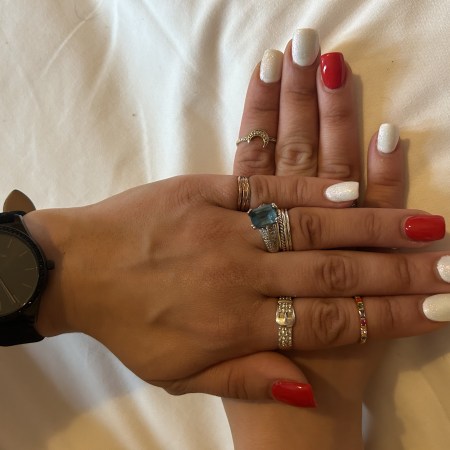 Nail-art in red and white graced by the watch to wear and trendy gemtone-jewelry.
