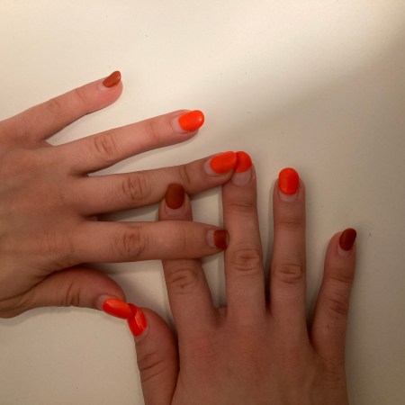 Autumn nail-art in orange and brown