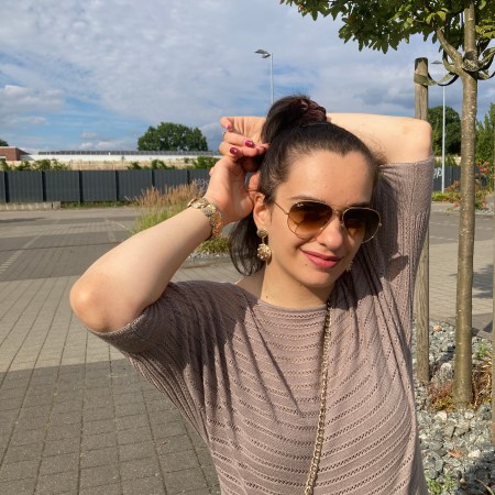 The color of nature (brown) combined with shell-shaped beach accessories in gold and black and white.