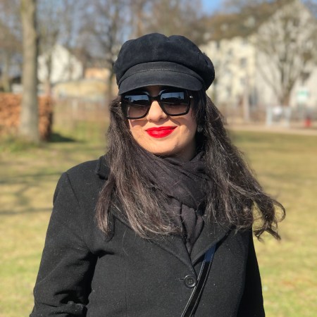 A look completely in black with many nostalgic details and overknees.