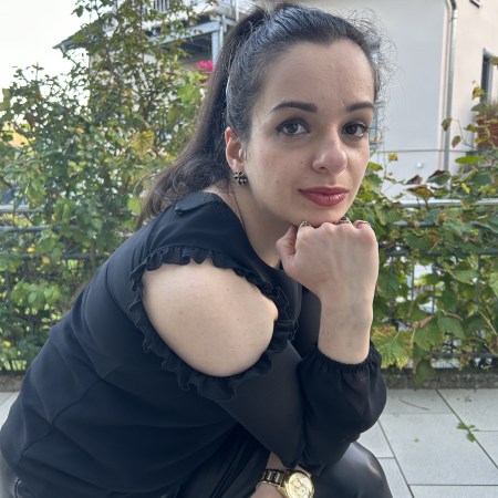 A look in black all over and with faux-leather baggy-pants and filigree combat boots.