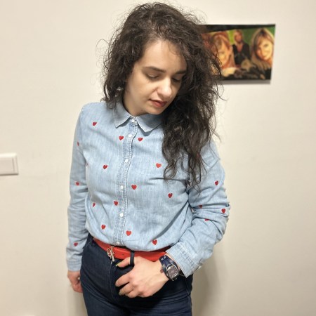 A cowgirl look denim on denim with red accents.