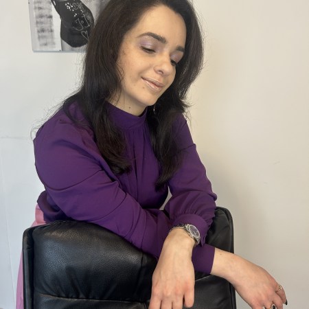 A look with the summer it-piece shorts based on the purple trend make-up.