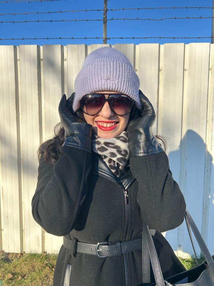 Accentuated waist with a trendy autumn-coat. Closer look on details.