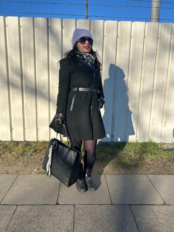 Accentuated waist with a trendy autumn-coat.