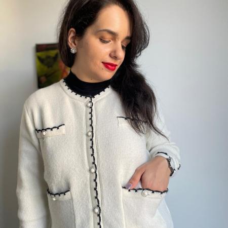 A look in black with a white cardigan à la Prada and red lips.