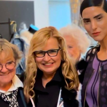 Star-Designerin Liz Malraux (Mitte) mit einer Kundin und Model Zoe Helali (rechts).