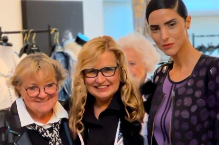 Star-Designerin Liz Malraux (Mitte) mit einer Kundin und Model Zoe Helali (rechts).