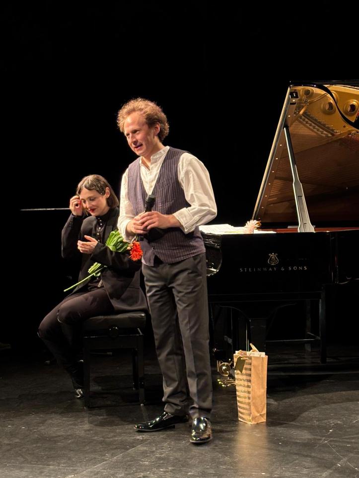 Leon Gurvitch bei seiner Kammeroper "Charms" mit Svetlana Mamresheva