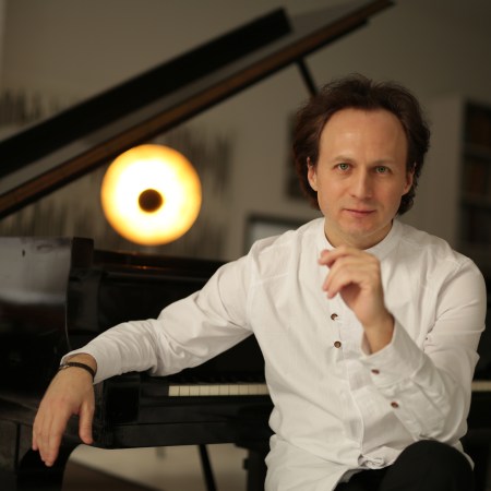 Der Komponist und Pianist Leon Gurvitch am Klavier.
