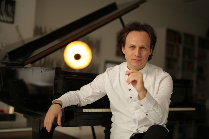 Der Komponist und Pianist Leon Gurvitch am Klavier.