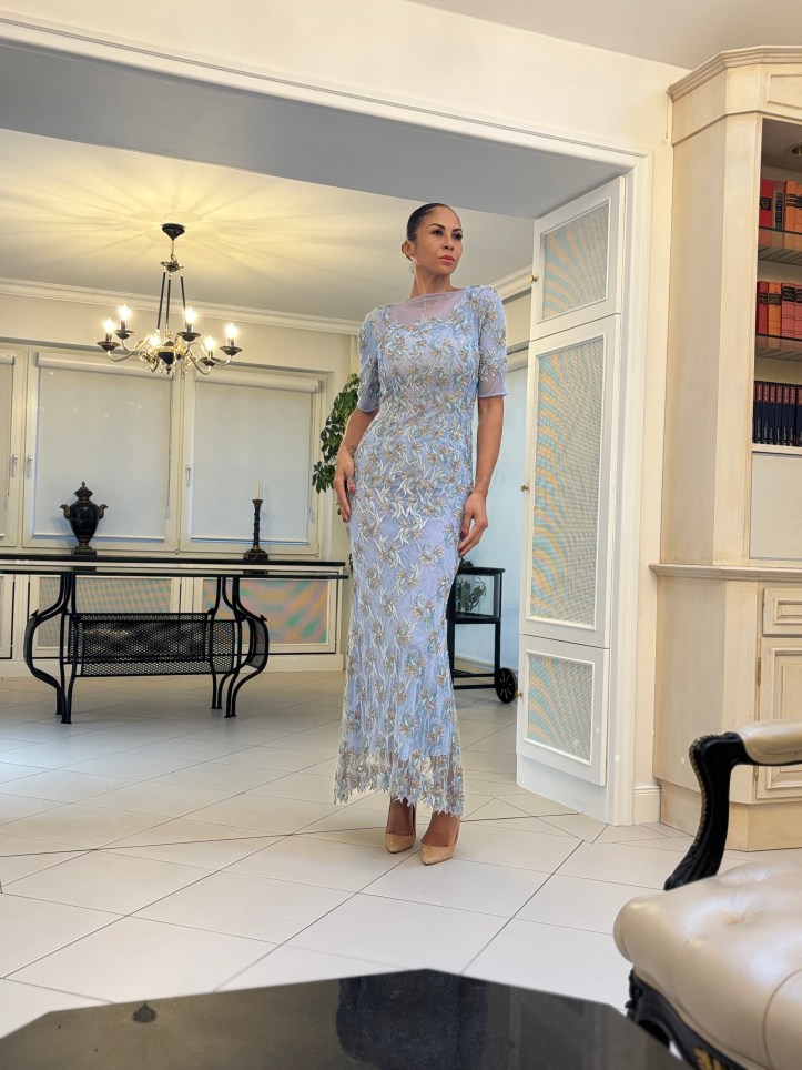 Ein Abendkleid im strahlenden Stahlblau