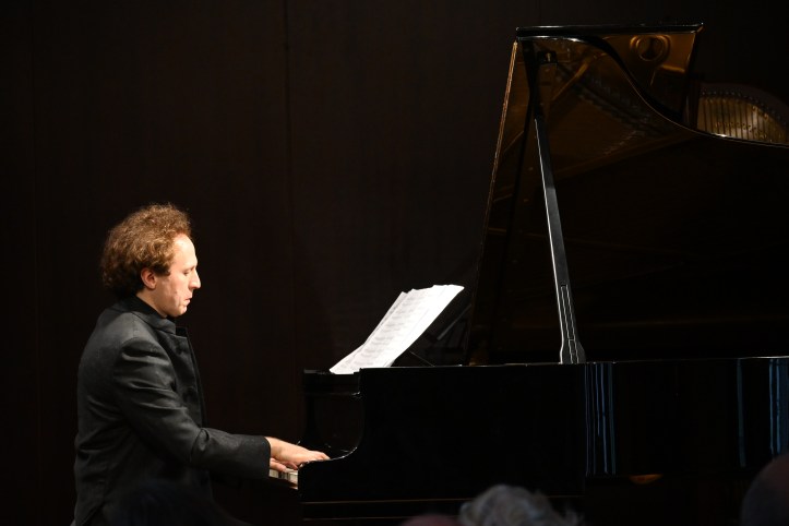 Leon Gurvitch spielt einen musikalischen Auftakt im Komponistenquartier.