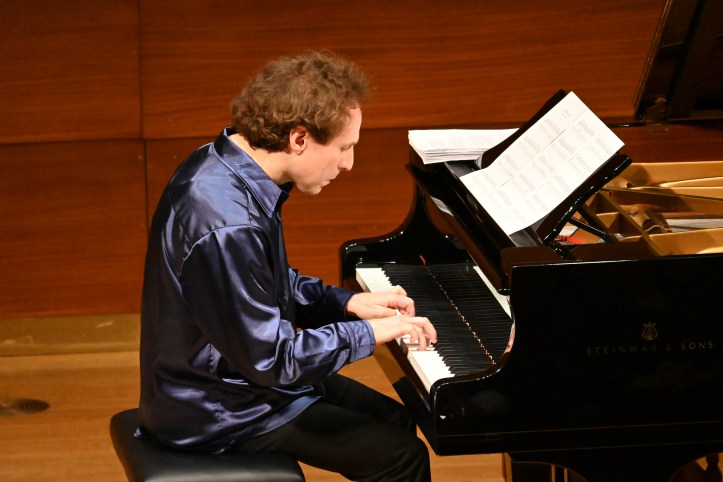 Leon Gurvitch am Klavier.