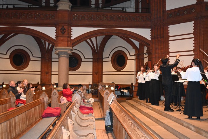 Das Publikum klatscht zur Musik des Soai Orchesters