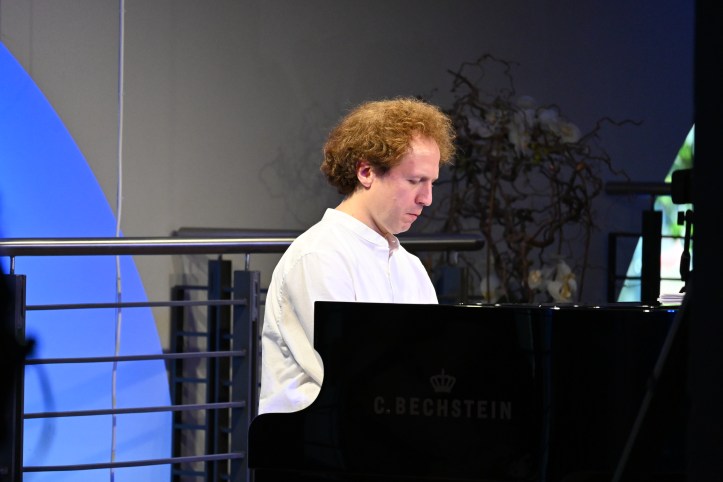 Leon Gurvitch spielt am Klavier von C. Bechstein