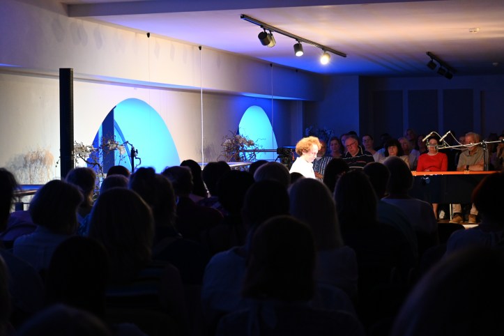 Ein überwältigtes Publikum hat bereits vor Ende eine Standing Ovation gegeben.