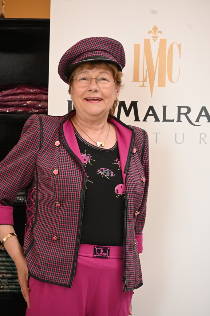 Eine Kundin trägt die Marienkäfer von Liz Malraux Couture.