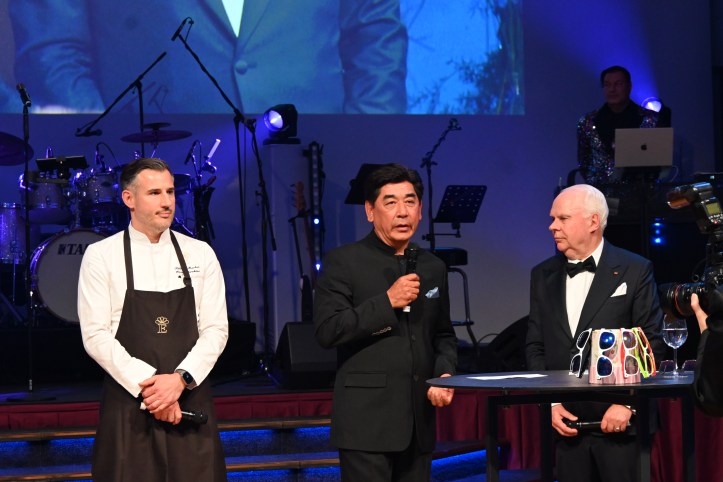 Küchenchef Tillman Fischer, Hoteldirektor Tashi Takang und Günther Ehnert.