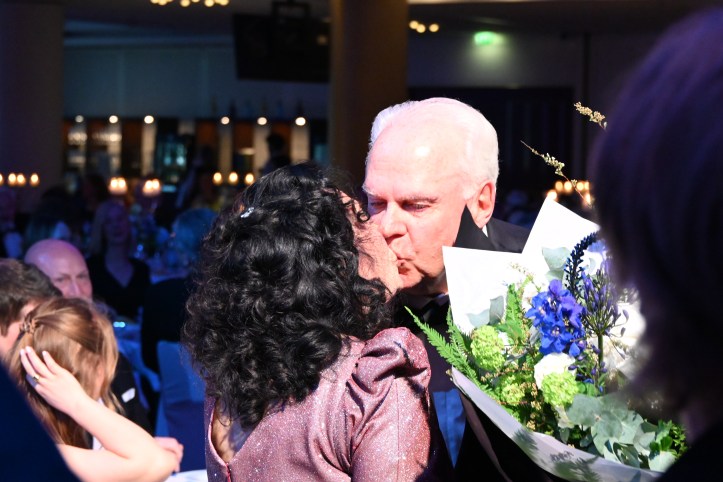 Die Eheleute Ehnert küssen sich auf dem Blauen Ball