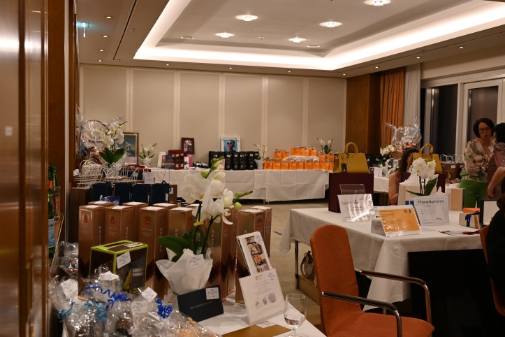 Ein Teil der Tombola-Preise des Blauen Balls