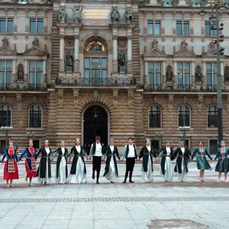 Die armenische Diaspora in Hamburg tanzt vor dem Rathaus.