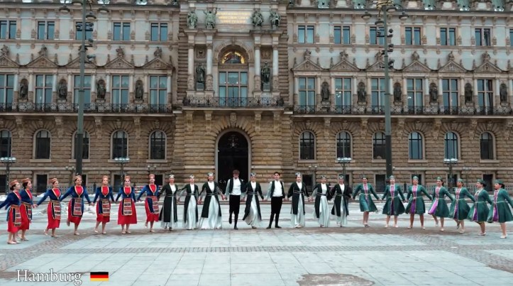Die armenische Diaspora in Hamburg tanzt vor dem Rathaus.